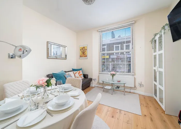 Notting Hill & Hyde Park, Prime Location, Cozy 2-3 Bed Apartment, Close To Kensington Palace & Oxford St,1 Minute To Tube